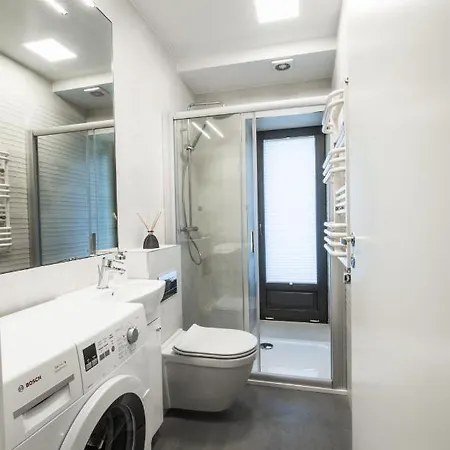 Red Wall Studio Apartment Kaunas